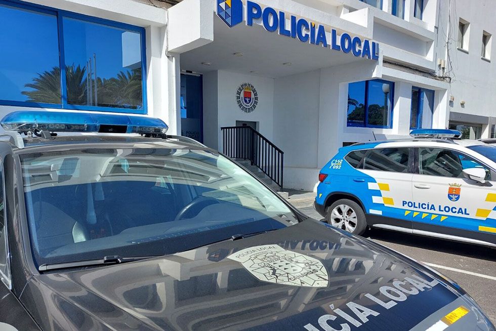 La policía auxilia a una mujer que sufría violencia de género en